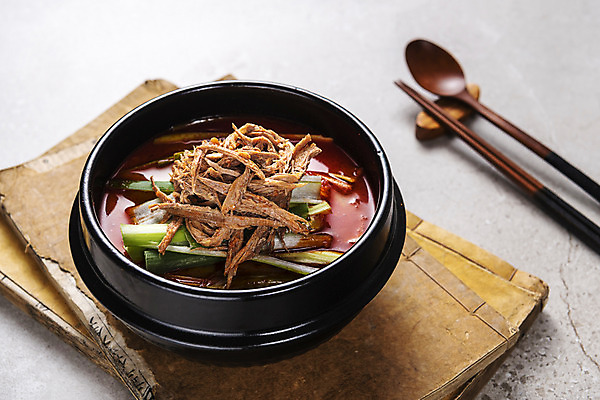 포토 JPG 스튜디오촬영 그릇 한식 음식 젓가락 실내 사람없음 숟가락 고서 뚝배기 육개장 국내포토 식기 유물 수저 내부 책 국 파일형식