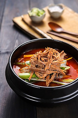 포토 JPG 스튜디오촬영 그릇 한식 음식 젓가락 실내 사람없음 아웃포커스 숟가락 고서 뚝배기 소금 파 육개장 국내포토 식기 채소 유물 촬영기법 수저 내부 책 국 파일형식