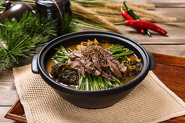 포토 JPG 스튜디오촬영 그릇 한식 음식 고추 실내 사람없음 뚝배기 염소탕 나무배경 국내포토 식기 백그라운드 채소 내부 탕 파일형식