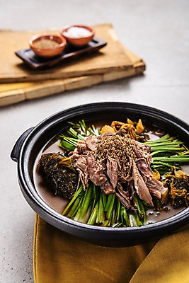 포토 JPG 스튜디오촬영 그릇 한식 음식 실내 사람없음 아웃포커스 식탁보 양념 고서 뚝배기 염소탕 국내포토 식기 유물 촬영기법 내부 책 탕 파일형식