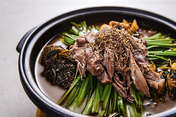 포토 JPG 스튜디오촬영 그릇 한식 음식 실내 근접촬영 사람없음 뚝배기 부추 염소탕 국내포토 식기 뷰포인트 채소 내부 탕 파일형식