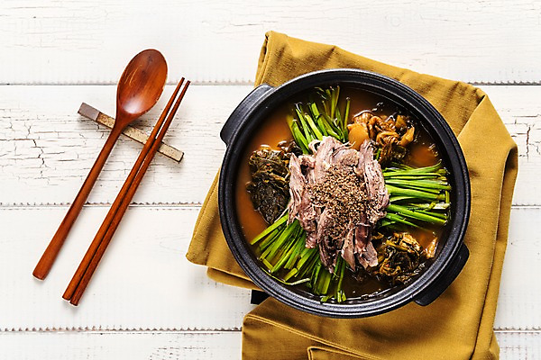 포토 JPG 스튜디오촬영 그릇 한식 음식 젓가락 실내 사람없음 하이앵글 숟가락 식탁보 뚝배기 부추 염소탕 국내포토 식기 뷰포인트 채소 수저 내부 탕 파일형식