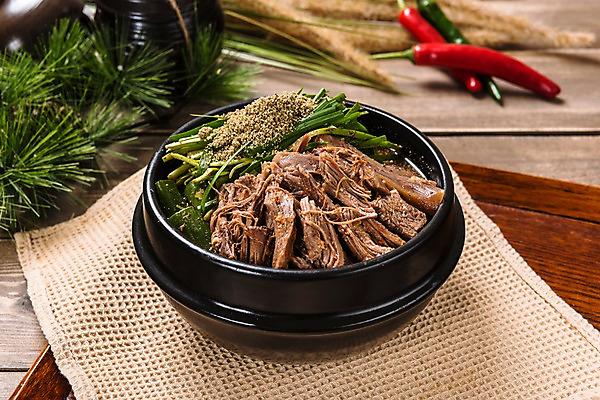 포토 JPG 스튜디오촬영 그릇 한식 음식 고추 실내 사람없음 뚝배기 보양식 개고기 보신탕 나무배경 국내포토 식기 백그라운드 채소 육류 내부 탕 몸보신 파일형식