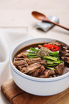 포토 JPG 스튜디오촬영 그릇 한식 음식 고추 도마 실내 근접촬영 사람없음 아웃포커스 숟가락 식탁보 보양식 부추 개고기 보신탕 국내포토 식기 뷰포인트 채소 주방용품 촬영기법 수저 육류 내부 탕 몸보신 파일형식