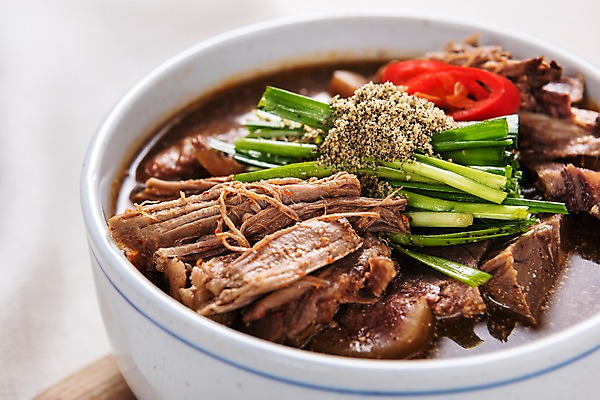 포토 JPG 스튜디오촬영 그릇 한식 음식 고추 실내 근접촬영 사람없음 보양식 부추 개고기 보신탕 국내포토 식기 뷰포인트 채소 육류 내부 탕 몸보신 파일형식