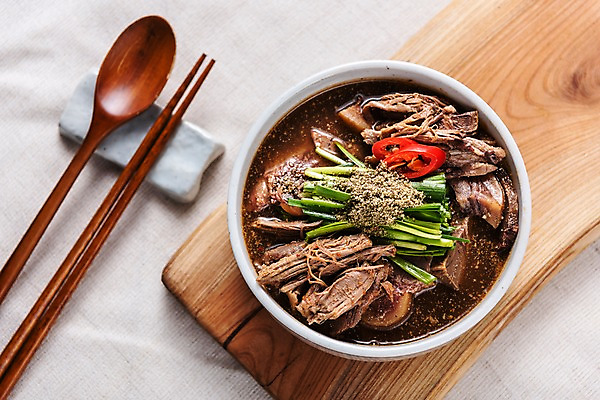 포토 JPG 스튜디오촬영 그릇 한식 음식 젓가락 고추 도마 실내 사람없음 하이앵글 숟가락 보양식 부추 개고기 보신탕 국내포토 식기 뷰포인트 채소 주방용품 수저 육류 내부 탕 몸보신 파일형식