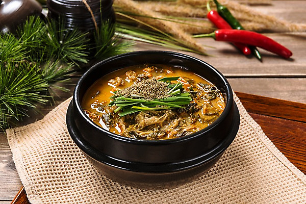 포토 JPG 스튜디오촬영 그릇 한식 음식 고추 실내 사람없음 뚝배기 부추 추어탕 해장국 나무배경 국내포토 식기 백그라운드 채소 내부 탕 국 파일형식