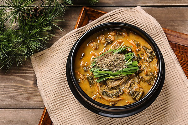 포토 JPG 스튜디오촬영 그릇 한식 음식 실내 사람없음 하이앵글 뚝배기 부추 추어탕 해장국 나무배경 국내포토 식기 뷰포인트 백그라운드 채소 내부 탕 국 파일형식