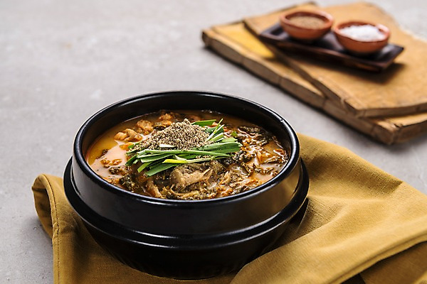 포토 JPG 스튜디오촬영 그릇 한식 음식 실내 사람없음 아웃포커스 식탁보 양념 뚝배기 부추 추어탕 해장국 국내포토 식기 채소 촬영기법 내부 탕 국 파일형식