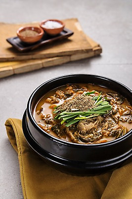 포토 JPG 스튜디오촬영 그릇 한식 음식 실내 사람없음 아웃포커스 식탁보 양념 고서 뚝배기 부추 추어탕 국내포토 식기 채소 유물 촬영기법 내부 책 탕 파일형식