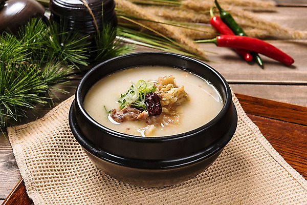 포토 JPG 스튜디오촬영 그릇 한식 음식 고추 실내 사람없음 뚝배기 도가니탕 나무배경 국내포토 식기 백그라운드 채소 내부 탕 파일형식