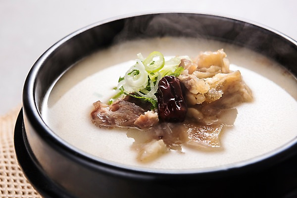 포토 JPG 스튜디오촬영 그릇 한식 음식 실내 근접촬영 사람없음 뚝배기 대추 파 도가니탕 국내포토 식기 뷰포인트 채소 내부 탕 파일형식