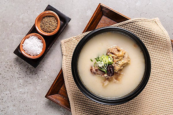 포토 JPG 스튜디오촬영 그릇 한식 음식 실내 사람없음 하이앵글 뚝배기 대추 소금 파 도가니탕 국내포토 식기 뷰포인트 채소 내부 탕 파일형식