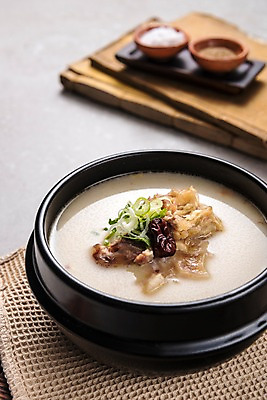 포토 JPG 스튜디오촬영 그릇 한식 음식 실내 사람없음 아웃포커스 양념 고서 뚝배기 대추 파 도가니탕 국내포토 식기 채소 유물 촬영기법 내부 책 탕 파일형식