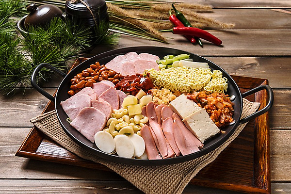 포토 JPG 스튜디오촬영 그릇 한식 음식 고추 김치 실내 사람없음 라면 햄 두부 마카로니 부대찌개 나무배경 국내포토 식기 백그라운드 채소 육류 내부 면류 찌개 파스타면 파일형식