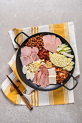 포토 JPG 스튜디오촬영 그릇 한식 음식 김치 실내 사람없음 하이앵글 식탁보 라면 햄 두부 파 마카로니 부대찌개 국내포토 식기 뷰포인트 채소 육류 내부 면류 찌개 파스타면 파일형식