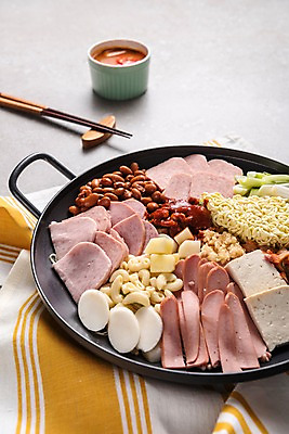 포토 JPG 스튜디오촬영 그릇 한식 음식 젓가락 떡 실내 사람없음 식탁보 라면 햄 두부 마카로니 부대찌개 국내포토 식기 수저 육류 내부 면류 찌개 파스타면 파일형식