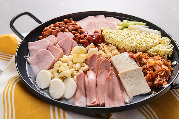 포토 JPG 스튜디오촬영 그릇 한식 음식 김치 떡 실내 사람없음 식탁보 라면 햄 두부 마카로니 부대찌개 국내포토 식기 육류 내부 면류 찌개 파스타면 파일형식