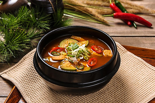 포토 JPG 스튜디오촬영 그릇 한식 음식 고추 실내 사람없음 된장찌개 뚝배기 파 나무배경 국내포토 식기 백그라운드 채소 내부 찌개 파일형식