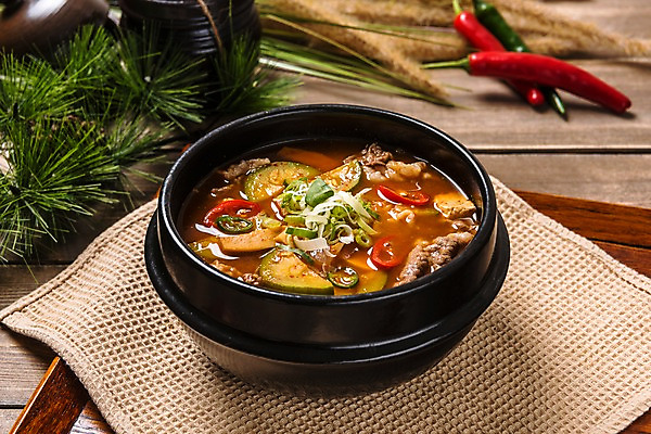 포토 JPG 스튜디오촬영 그릇 한식 음식 고추 실내 사람없음 된장찌개 뚝배기 파 차돌박이 나무배경 국내포토 식기 백그라운드 채소 육류 내부 찌개 파일형식