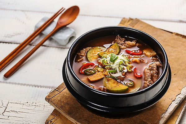 포토 JPG 스튜디오촬영 그릇 한식 음식 젓가락 고추 실내 사람없음 숟가락 고서 된장찌개 뚝배기 파 애호박 차돌박이 국내포토 식기 채소 호박 유물 수저 육류 내부 책 찌개 파일형식