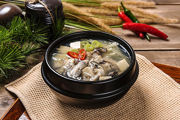 포토 JPG 스튜디오촬영 그릇 한식 음식 고추 실내 사람없음 굴 뚝배기 굴국밥 나무배경 국내포토 식기 백그라운드 채소 어패류 내부 국밥 파일형식