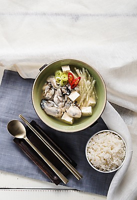 포토 JPG 스튜디오촬영 그릇 한식 음식 젓가락 고추 밥 실내 사람없음 하이앵글 숟가락 식탁보 굴 파 굴국밥 국내포토 식기 뷰포인트 채소 어패류 수저 내부 국밥 파일형식