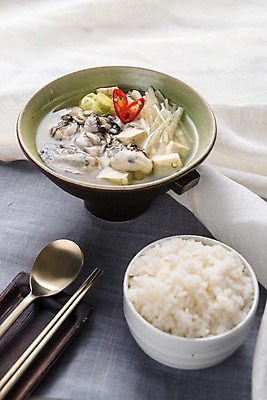 포토 JPG 스튜디오촬영 그릇 한식 음식 젓가락 고추 밥 실내 사람없음 숟가락 식탁보 굴 파 굴국밥 국내포토 식기 채소 어패류 수저 내부 국밥 파일형식