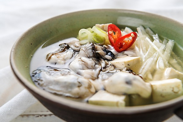 포토 JPG 스튜디오촬영 그릇 한식 음식 고추 실내 근접촬영 사람없음 굴 무 두부 파 굴국밥 국내포토 식기 뷰포인트 채소 어패류 뿌리채소 내부 국밥 파일형식