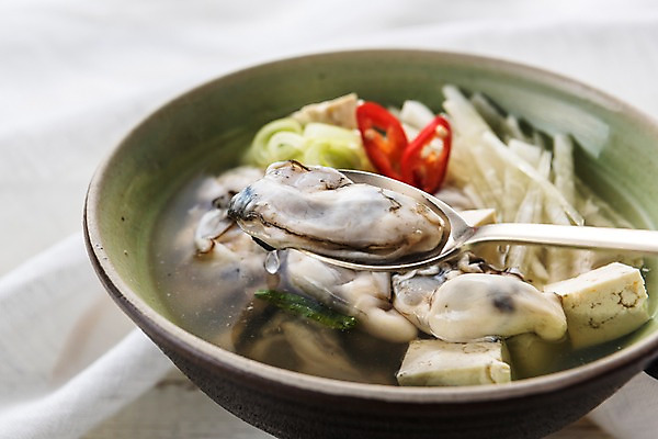 포토 JPG 스튜디오촬영 그릇 한식 음식 고추 실내 사람없음 숟가락 굴 무 두부 굴국밥 국내포토 식기 채소 어패류 뿌리채소 수저 내부 국밥 파일형식