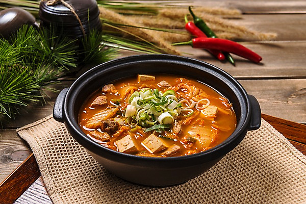 포토 JPG 스튜디오촬영 그릇 한식 음식 고추 김치 실내 돼지고기 사람없음 뚝배기 두부 파 김치찌개 나무배경 국내포토 식기 백그라운드 채소 육류 내부 찌개 파일형식