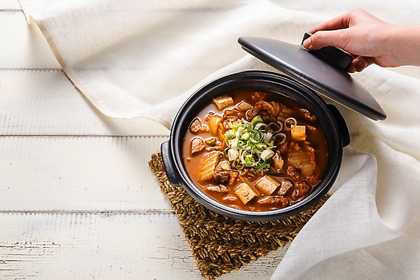 포토 JPG 스튜디오촬영 그릇 손 한식 음식 실내 돼지고기 한명 신체부위 식탁보 뚝배기 두부 파 김치찌개 국내포토 1 식기 채소 육류 사람 내부 찌개 파일형식