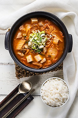 포토 JPG 스튜디오촬영 그릇 한식 음식 젓가락 밥 김치 실내 돼지고기 사람없음 하이앵글 숟가락 식탁보 뚝배기 두부 파 김치찌개 국내포토 식기 뷰포인트 채소 수저 육류 내부 찌개 파일형식