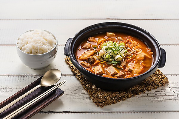 포토 JPG 스튜디오촬영 그릇 한식 음식 젓가락 밥 김치 실내 돼지고기 사람없음 숟가락 뚝배기 두부 파 냄비받침 김치찌개 국내포토 식기 채소 수저 육류 내부 찌개 받침대 파일형식