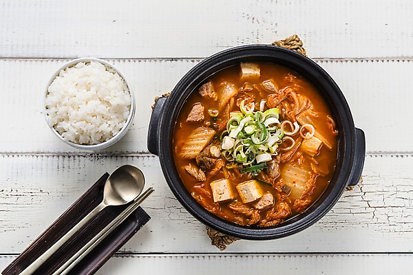 포토 JPG 스튜디오촬영 그릇 한식 음식 젓가락 밥 김치 실내 돼지고기 사람없음 하이앵글 숟가락 뚝배기 두부 김치찌개 나무배경 국내포토 식기 뷰포인트 백그라운드 수저 육류 내부 찌개 파일형식