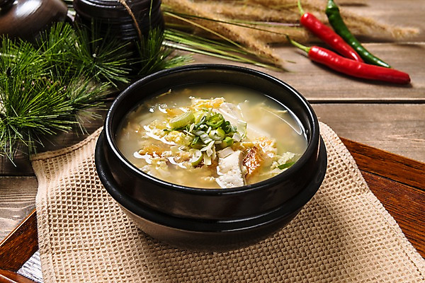 포토 JPG 스튜디오촬영 그릇 한식 음식 고추 실내 사람없음 뚝배기 파 북어 해장국 북엇국 나무배경 국내포토 식기 백그라운드 채소 내부 국 파일형식