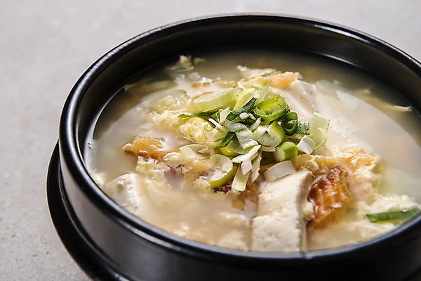 포토 JPG 스튜디오촬영 그릇 한식 음식 실내 근접촬영 사람없음 뚝배기 파 북어 해장국 북엇국 국내포토 식기 뷰포인트 채소 내부 국 파일형식