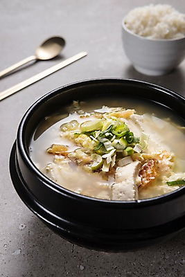 포토 JPG 스튜디오촬영 그릇 한식 음식 젓가락 밥 실내 사람없음 아웃포커스 숟가락 뚝배기 파 북어 해장국 북엇국 국내포토 식기 채소 촬영기법 수저 내부 국 파일형식