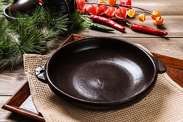 포토 JPG 스튜디오촬영 전통 그릇 고추 주방용품 실내 사람없음 목재 사기그릇 솔잎 나무배경 국내포토 나무 식기 생활용품 백그라운드 잎 채소 재료 내부 파일형식