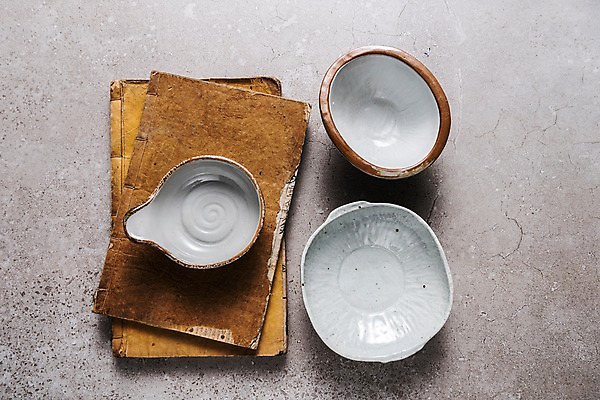 포토 JPG 스튜디오촬영 전통 그릇 접시 주방용품 실내 사람없음 하이앵글 사기그릇 고서 국내포토 식기 뷰포인트 생활용품 유물 내부 책 파일형식