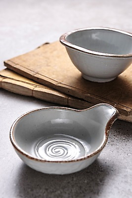 포토 JPG 스튜디오촬영 전통 그릇 주방용품 실내 사람없음 사기그릇 고서 국내포토 식기 생활용품 유물 내부 책 파일형식