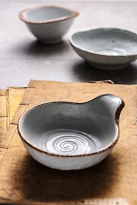 포토 JPG 스튜디오촬영 전통 그릇 주방용품 실내 사람없음 사기그릇 고서 국내포토 식기 생활용품 유물 내부 책 파일형식