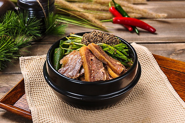 포토 JPG 스튜디오촬영 그릇 한식 음식 고추 실내 사람없음 뚝배기 보양식 부추 개고기 보신탕 나무배경 국내포토 식기 백그라운드 채소 육류 내부 탕 몸보신 파일형식