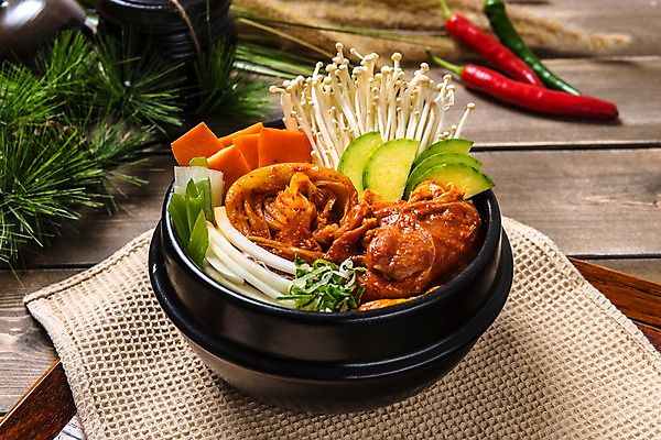 포토 JPG 스튜디오촬영 그릇 한식 음식 채소 고추 김치 실내 돼지고기 사람없음 뚝배기 고추장찌개 나무배경 국내포토 식기 백그라운드 육류 내부 찌개 파일형식