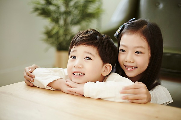 포토 JPG 응시 여자 남자 어린이라이프 어린이 안기 실내 남매 웃음 앉기 상반신 두명 앞모습 한국인 책상 어린이만 국내포토 라이프스타일 시선 뷰포인트 가구 가족 모션 표정 사람 동양인 내부 파일형식