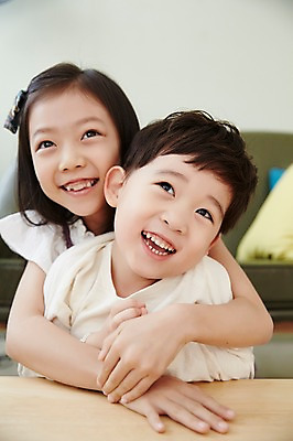 포토 JPG 응시 여자 남자 어린이라이프 어린이 안기 실내 남매 웃음 앉기 상반신 두명 앞모습 기댐 한국인 책상 어린이만 국내포토 라이프스타일 시선 뷰포인트 가구 가족 모션 표정 사람 동양인 내부 파일형식