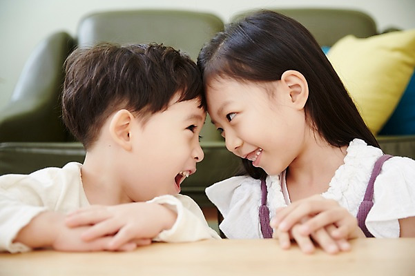 포토 JPG 응시 여자 남자 어린이라이프 어린이 실내 남매 웃음 앉기 상반신 두명 옆모습 소파 마주보기 한국인 책상 어린이만 국내포토 라이프스타일 시선 뷰포인트 가구 의자 가족 모션 표정 사람 동양인 내부 파일형식