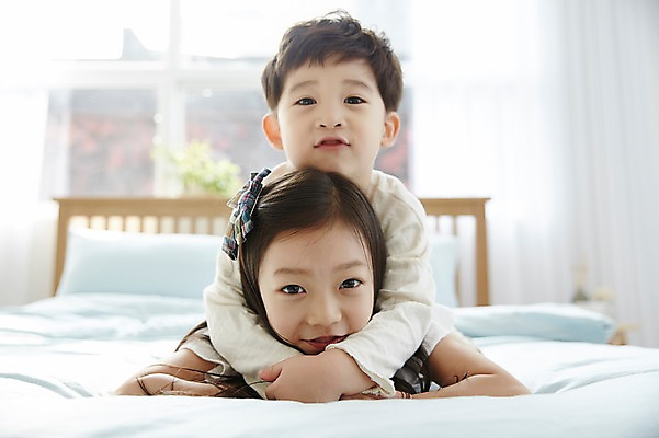 포토 JPG 응시 여자 남자 어린이라이프 어린이 엎드리기 안기 실내 남매 웃음 상반신 두명 앞모습 눕기 한국인 침대 어린이만 국내포토 라이프스타일 시선 뷰포인트 가구 가족 모션 표정 사람 동양인 내부 파일형식