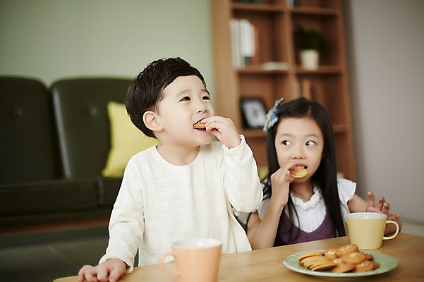 포토 JPG 응시 여자 남자 어린이라이프 어린이 거실 책장 실내 남매 웃음 앉기 상반신 두명 앞모습 소파 과자 한국인 먹기 간식시간 어린이만 국내포토 라이프스타일 시선 뷰포인트 가구 의자 가족 모션 디저트 표정 사람 동양인 내부 파일형식