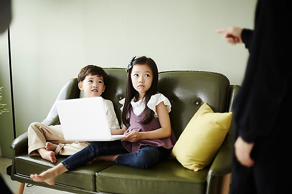포토 JPG 전신 응시 여자 남자 어린이라이프 어린이 실내 남매 앉기 상반신 성인 앞모습 신체부위 세명 노트북 소파 한국인 꾸지람 국내포토 라이프스타일 시선 뷰포인트 의자 가족 모션 사람 동양인 내부 전자제품 체벌 파일형식